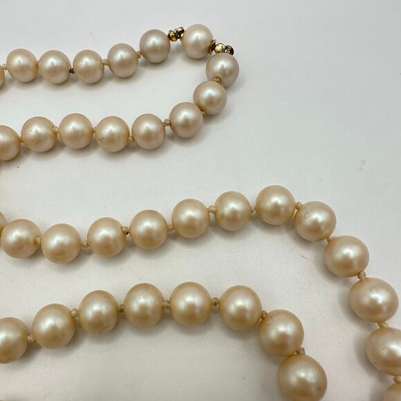 Vintage 24” strand white cream pink 8mm glass faux pearls hand knotted necklace - Picture 3 of 8